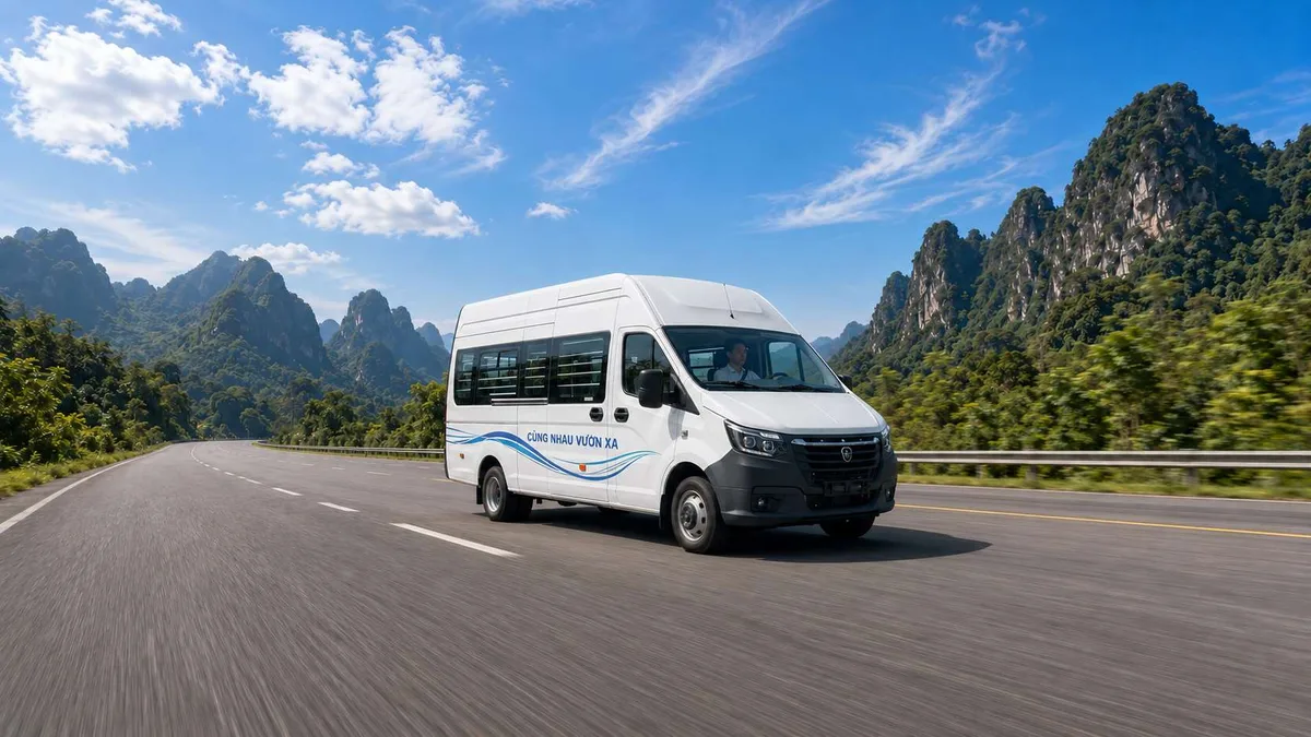 Xe Gazelle NN Van màu trắng chạy trên đường đèo